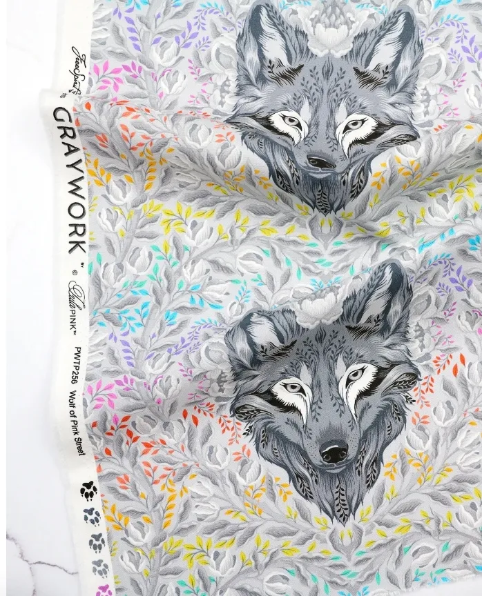 Tula Pink - Graywork - "Wolf of Pink Street" Fog - VORBESTELLEN, Lieferung vorauss. Ende November 2026